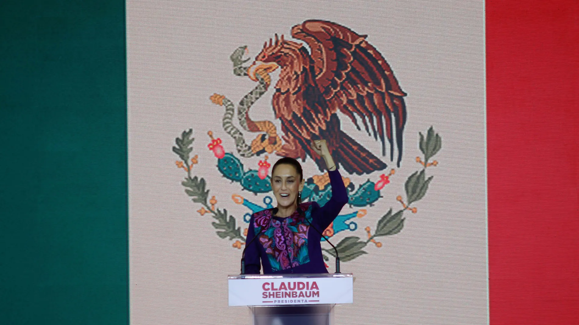 “Qué chistoso que solo cuando se trata de una mujer en un puesto de poder te dan ganas de defender la lengua”, señala Chávez con humor.